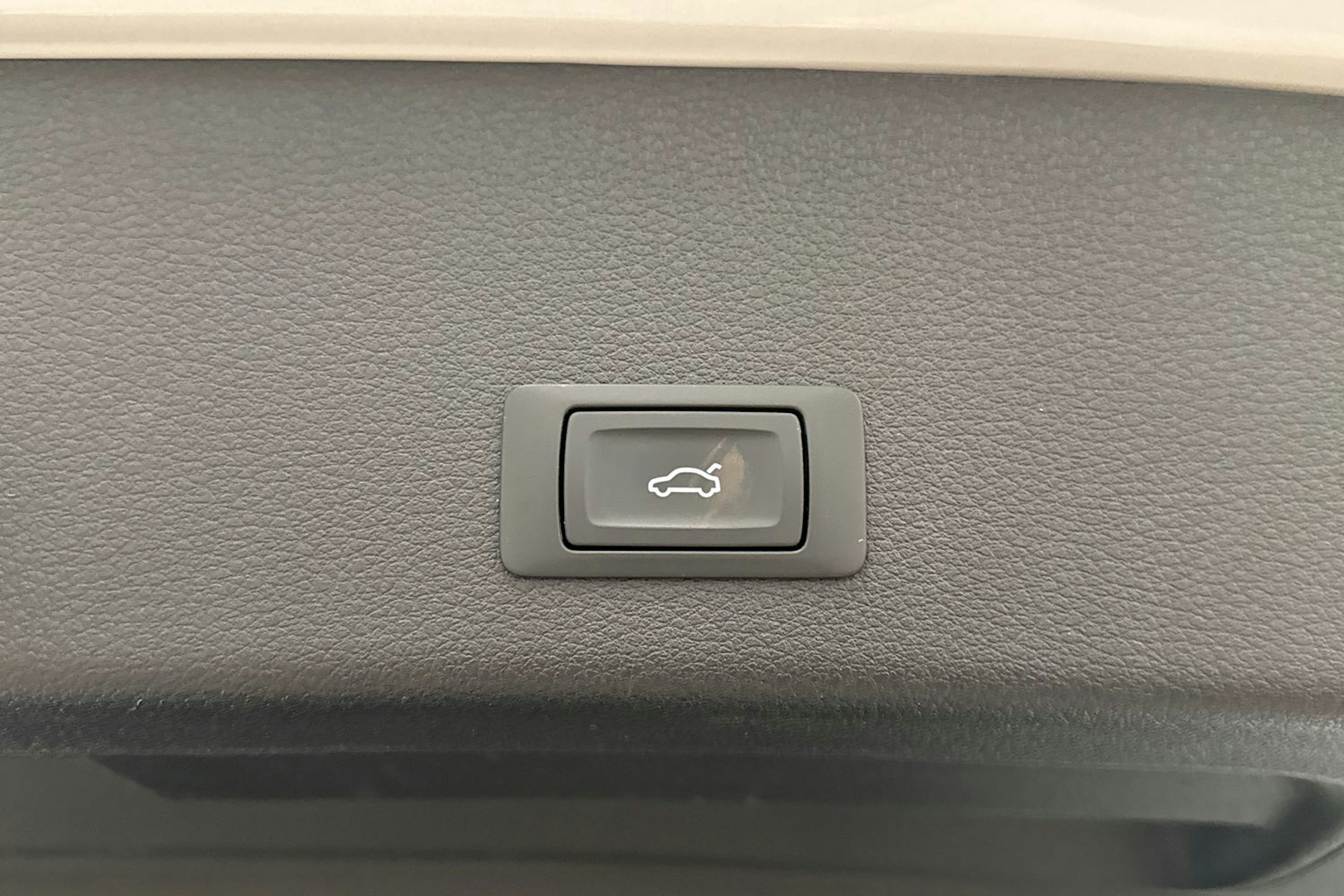 valkoinen Audi e-tron 2020 kuva 15.