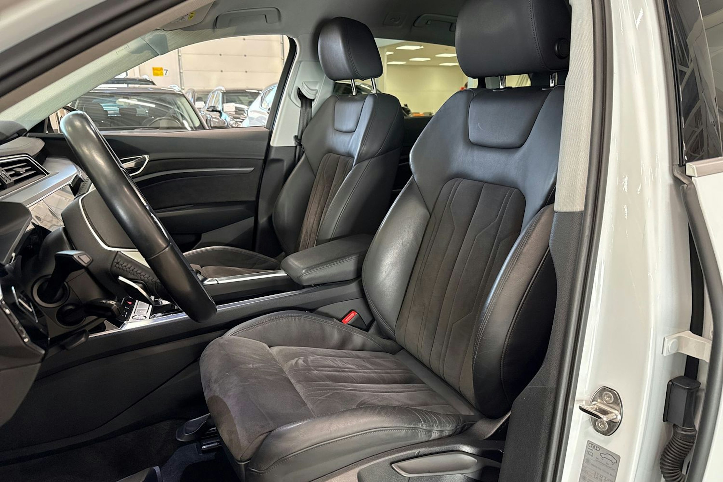 valkoinen Audi e-tron 2020 kuva 17.