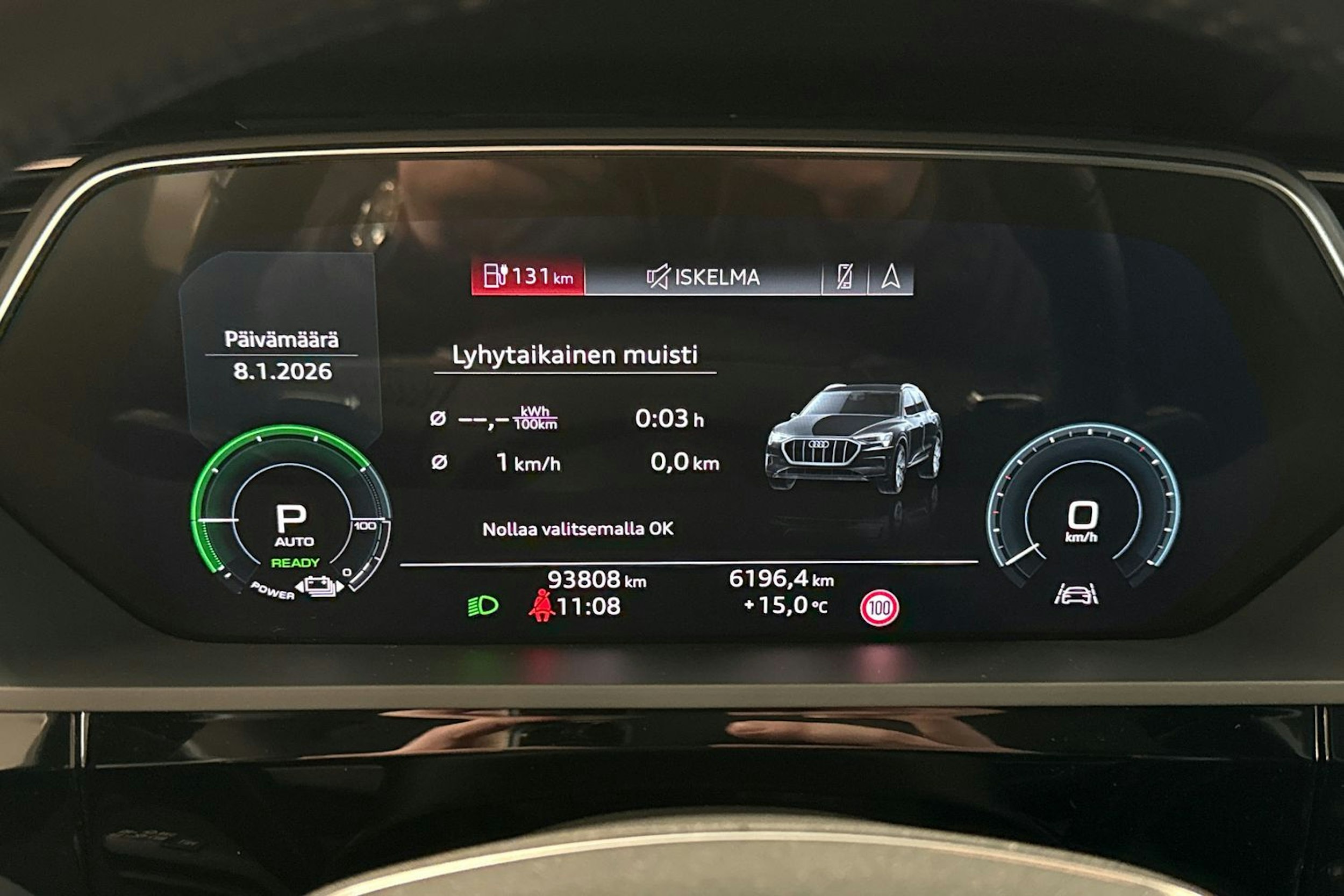 valkoinen Audi e-tron 2020 kuva 18.