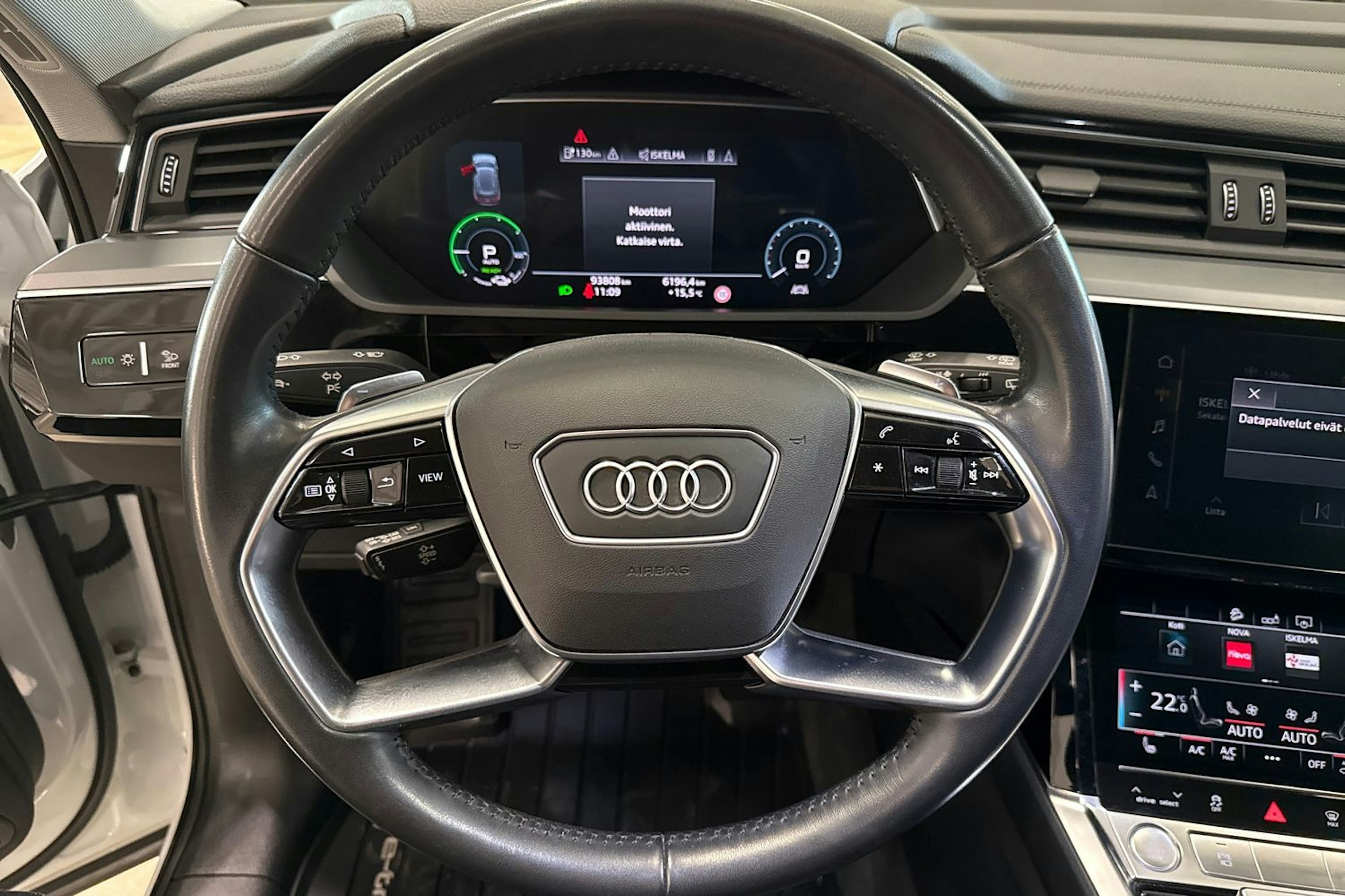 valkoinen Audi e-tron 2020 kuva 19.