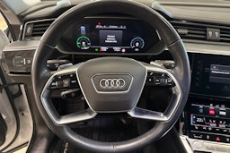valkoinen Audi e-tron 2020 kuva 19.