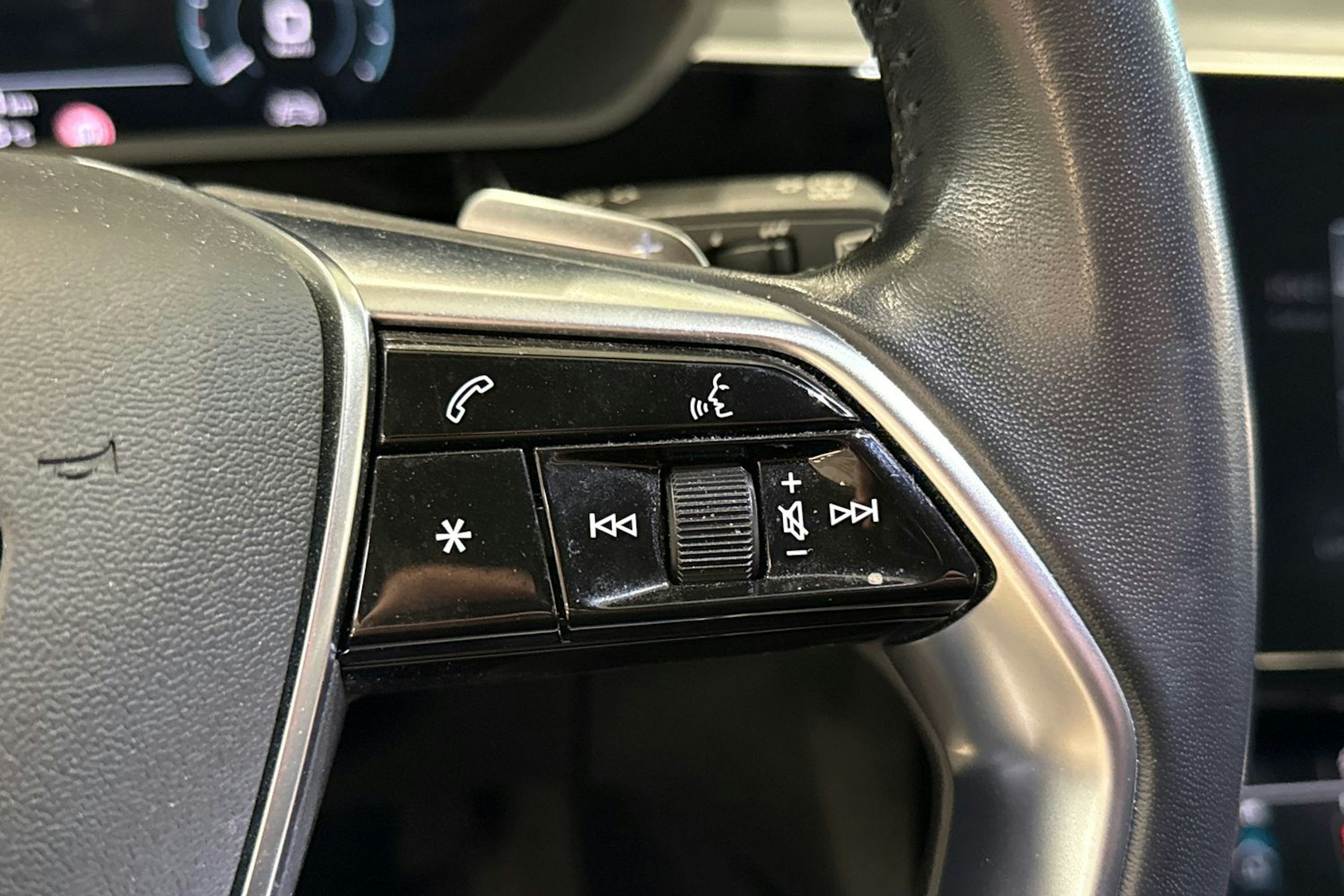 valkoinen Audi e-tron 2020 kuva 21.