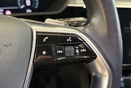 valkoinen Audi e-tron 2020 kuva 21.