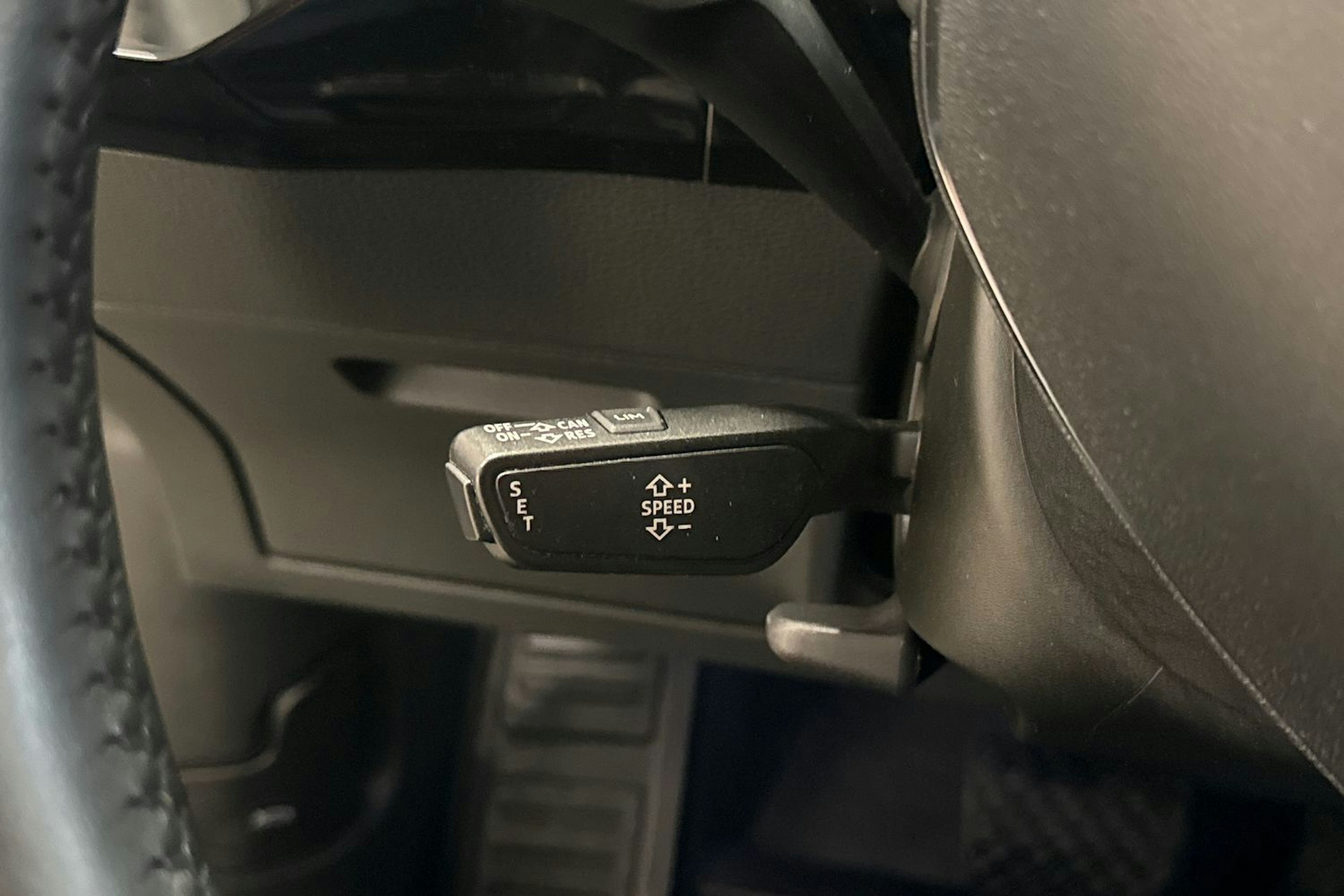 valkoinen Audi e-tron 2020 kuva 22.