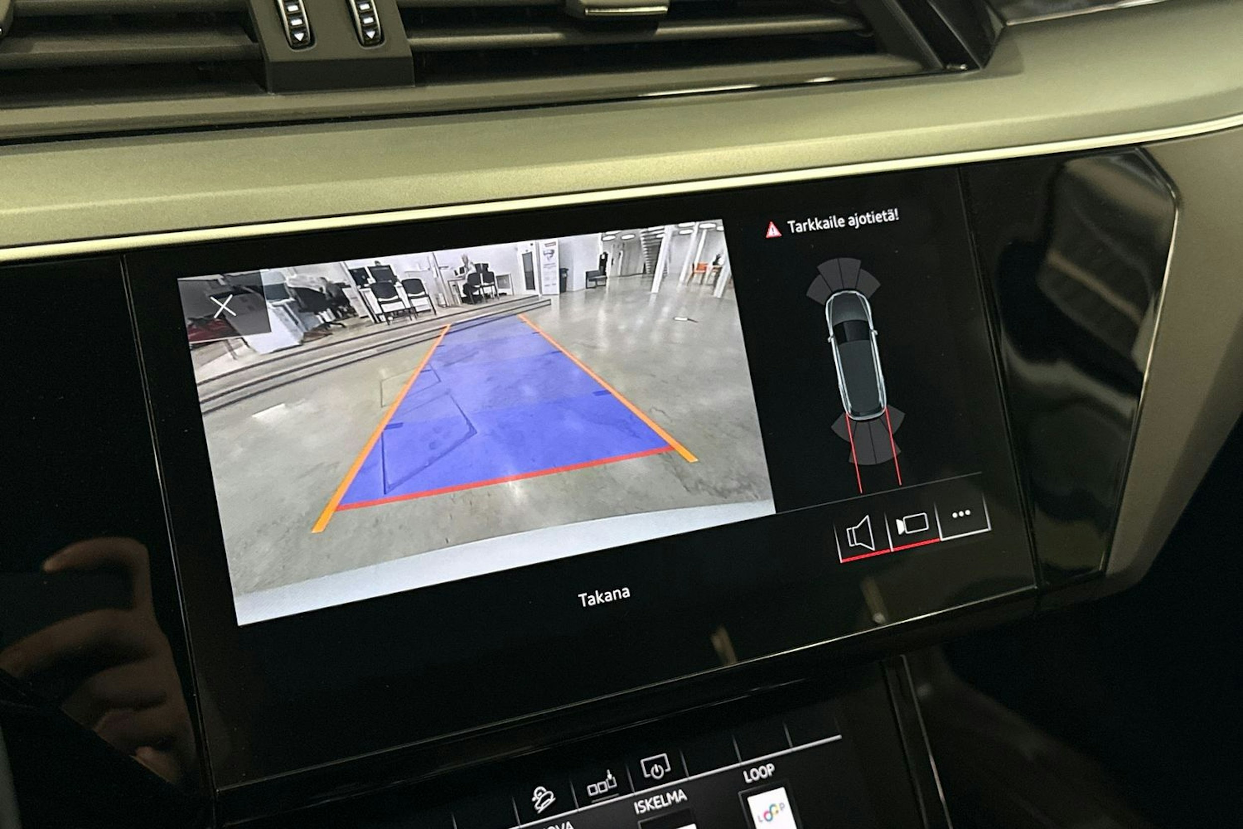 valkoinen Audi e-tron 2020 kuva 23.