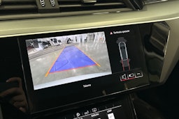 valkoinen Audi e-tron 2020 kuva 23.