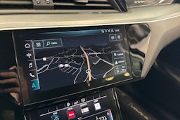 valkoinen Audi e-tron 2020 kuva 24.