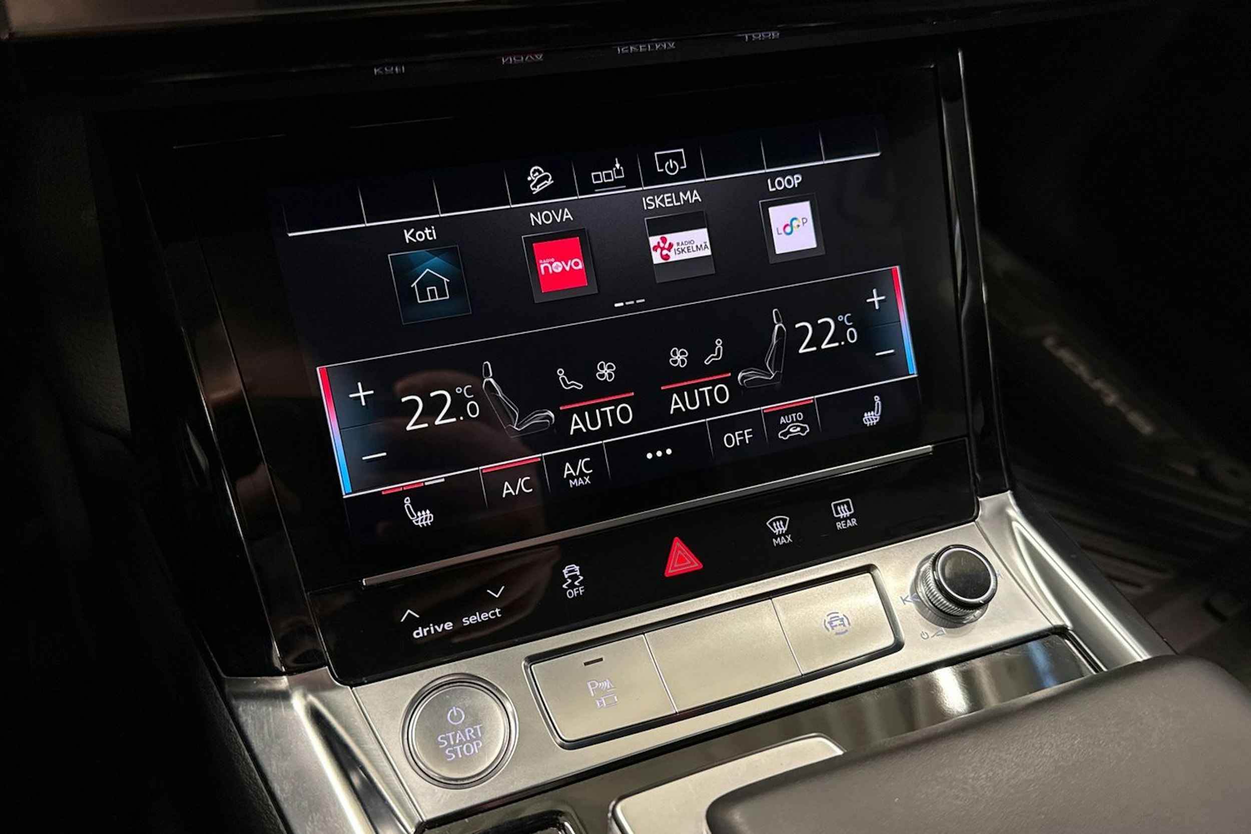 valkoinen Audi e-tron 2020 kuva 26.