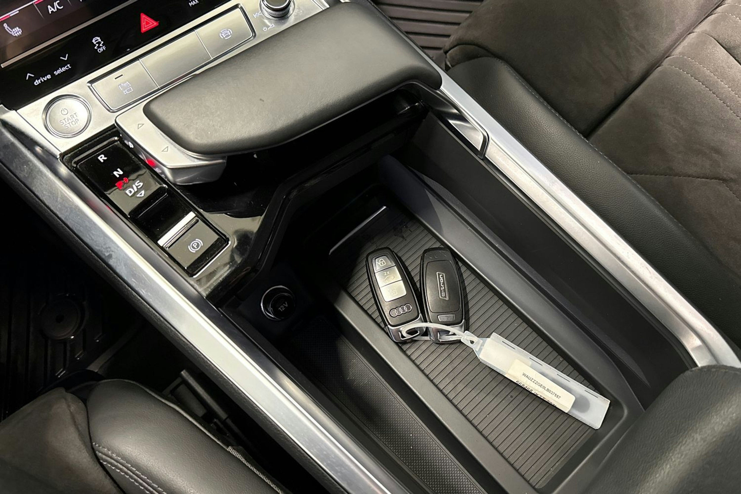 valkoinen Audi e-tron 2020 kuva 27.