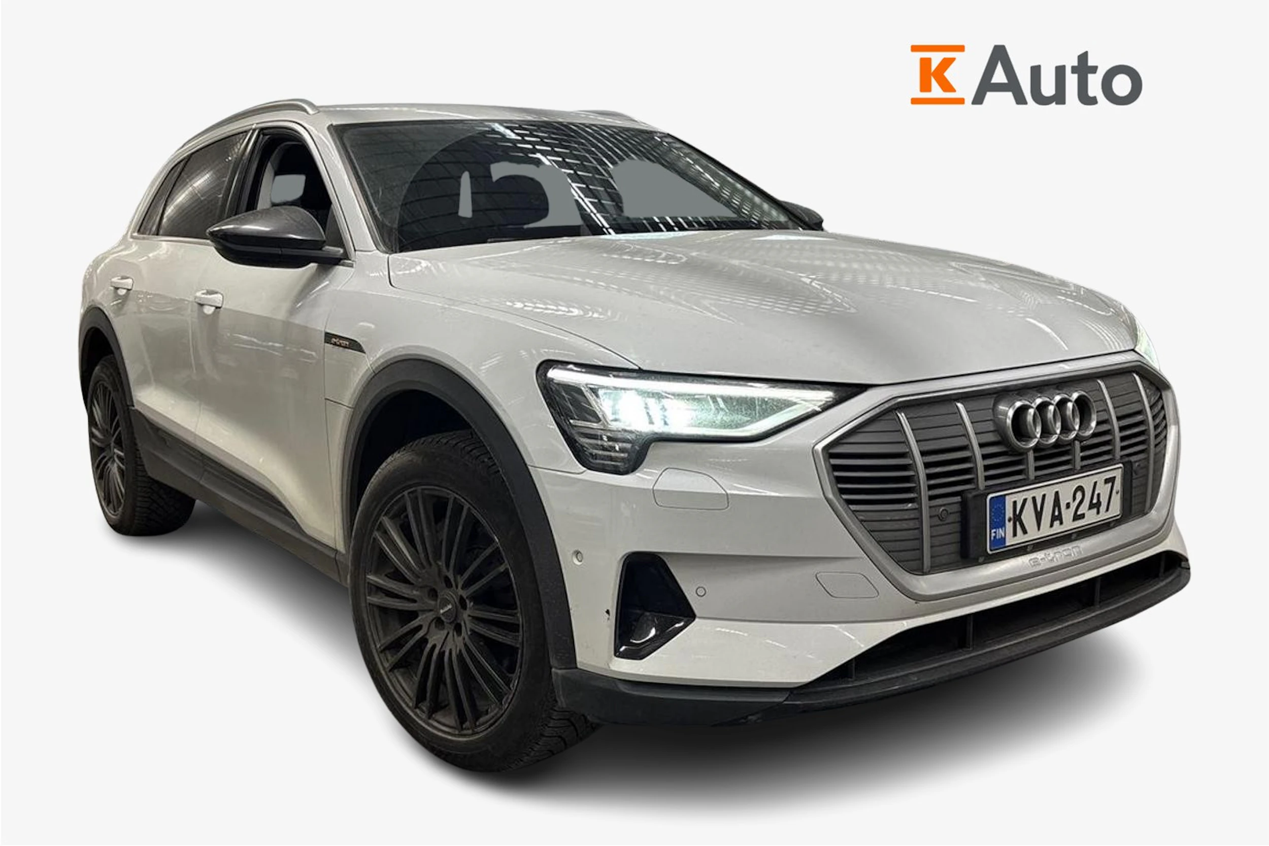 valkoinen Audi e-tron 2020 kuva 1.