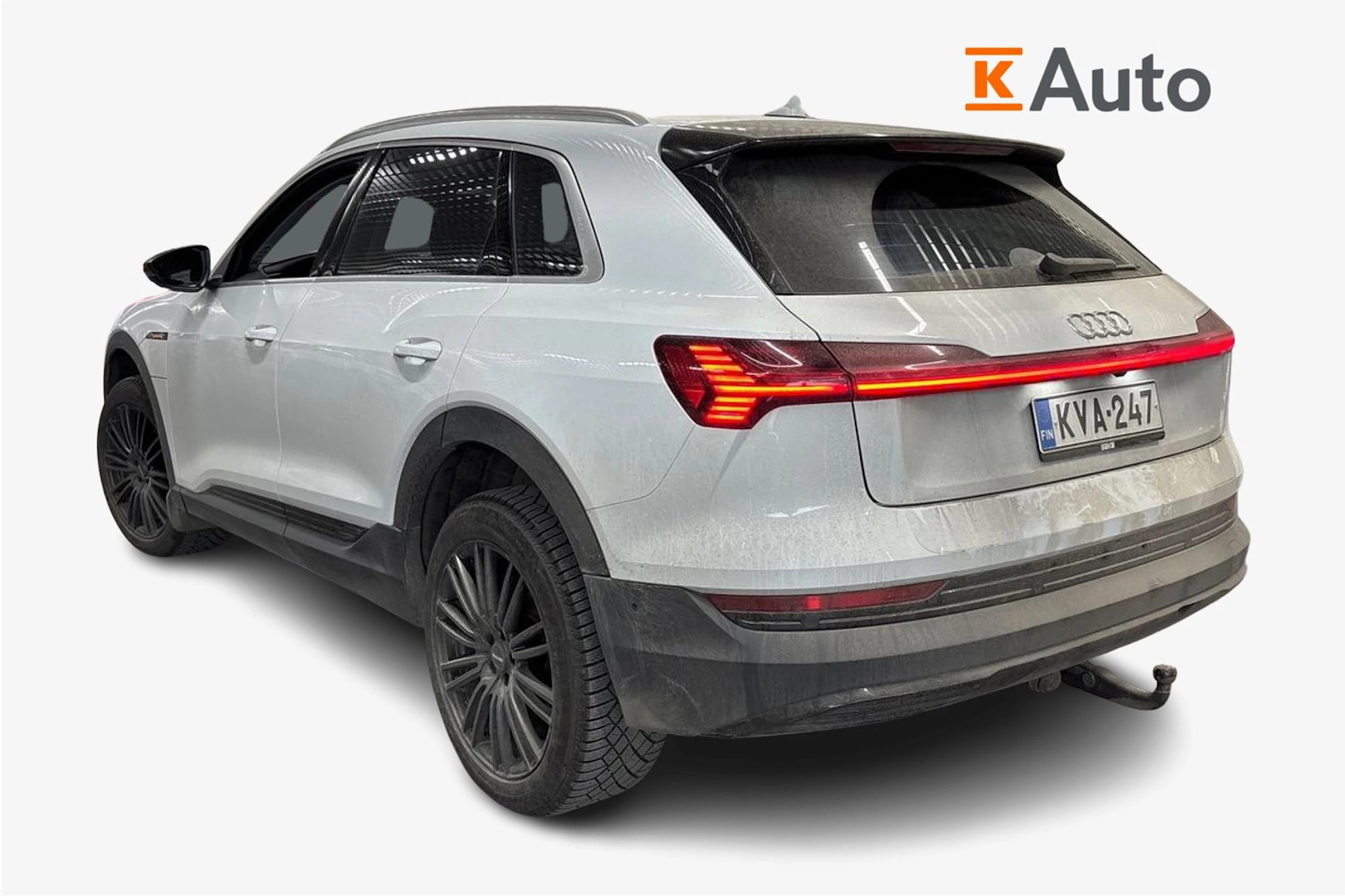 valkoinen Audi e-tron 2020 kuva 2.