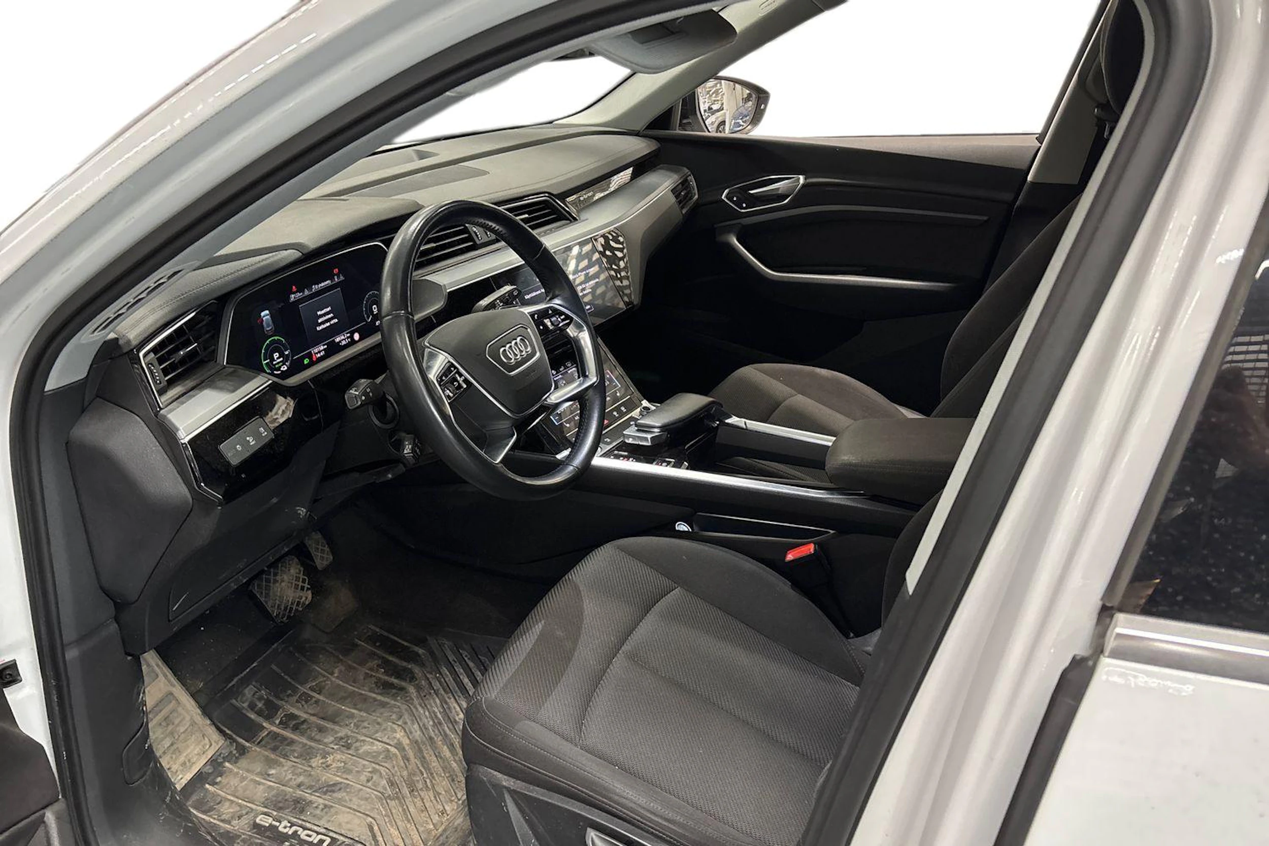 valkoinen Audi e-tron 2020 kuva 3.