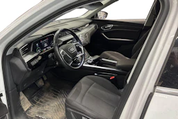 valkoinen Audi e-tron 2020 kuva 3.