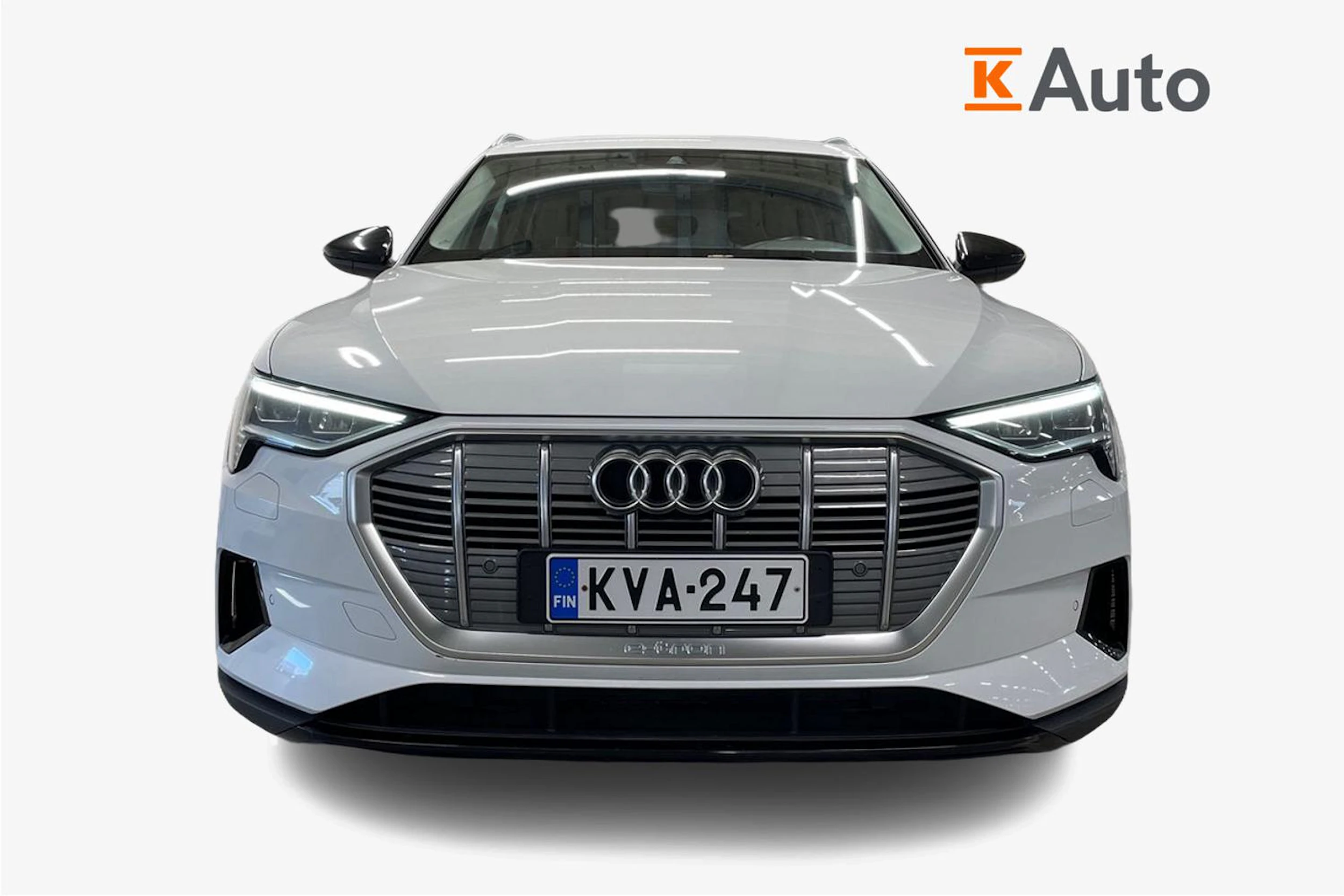 valkoinen Audi e-tron 2020 kuva 4.