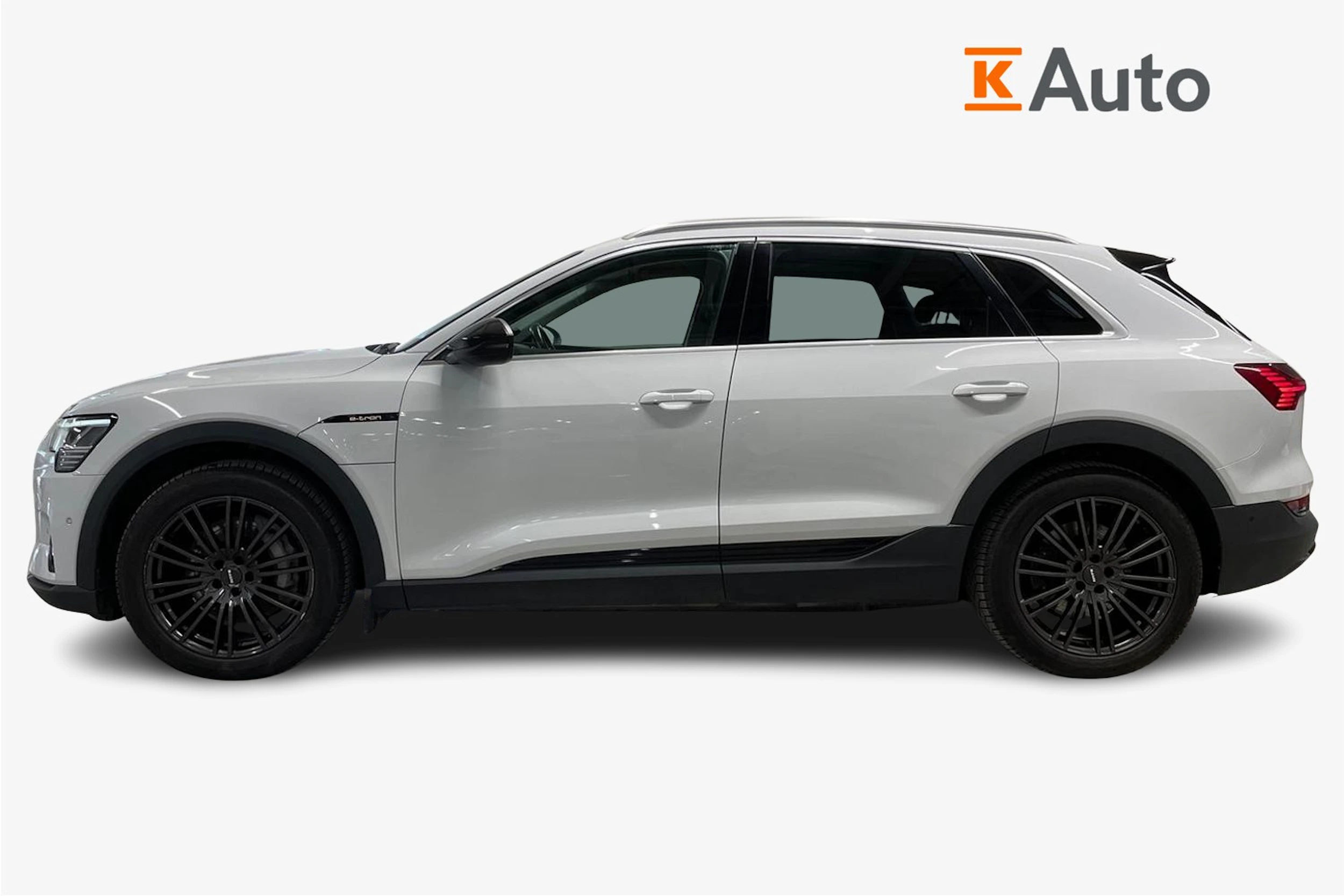 valkoinen Audi e-tron 2020 kuva 5.