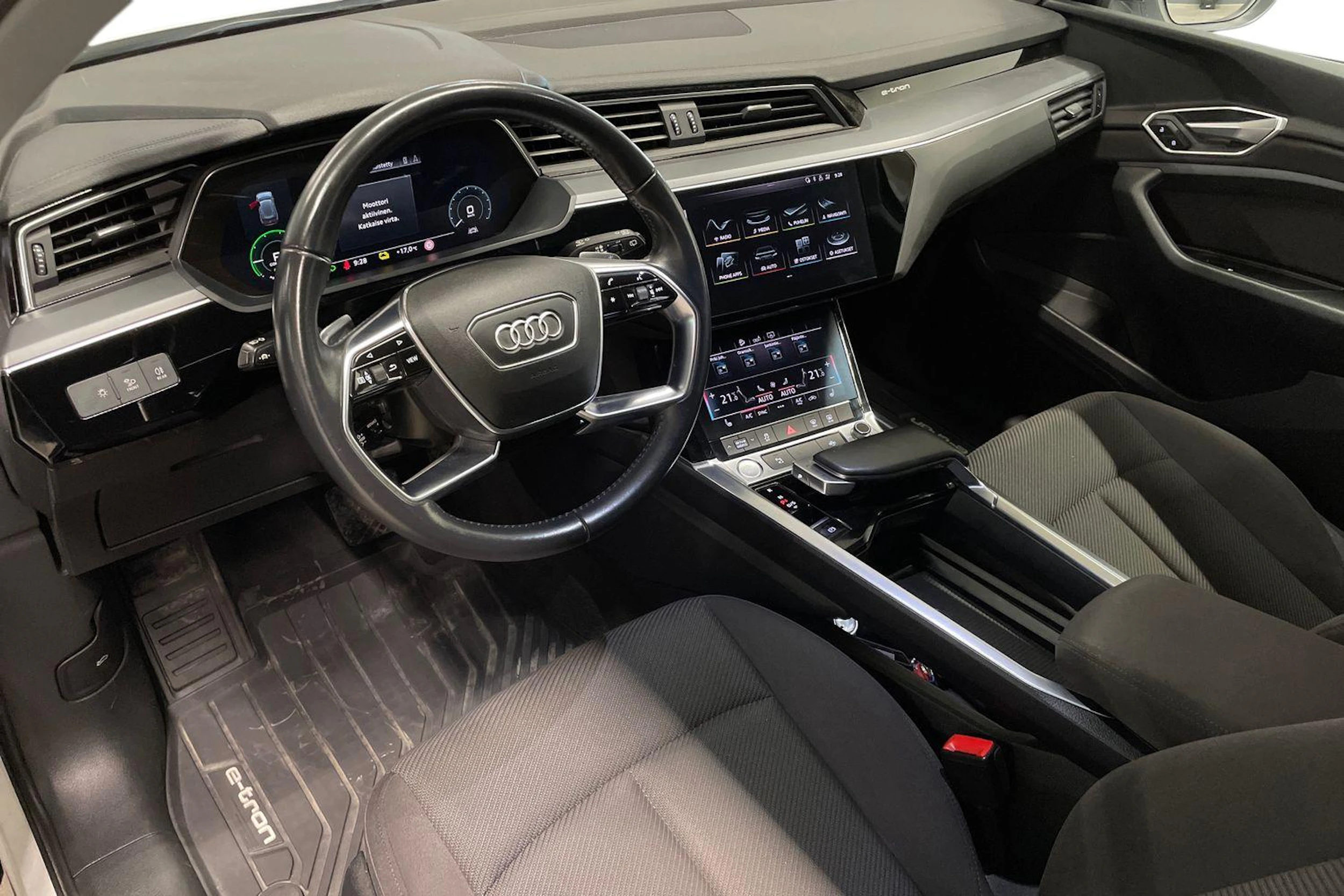 valkoinen Audi e-tron 2020 kuva 6.