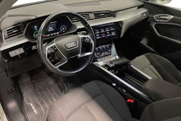 valkoinen Audi e-tron 2020 kuva 6.