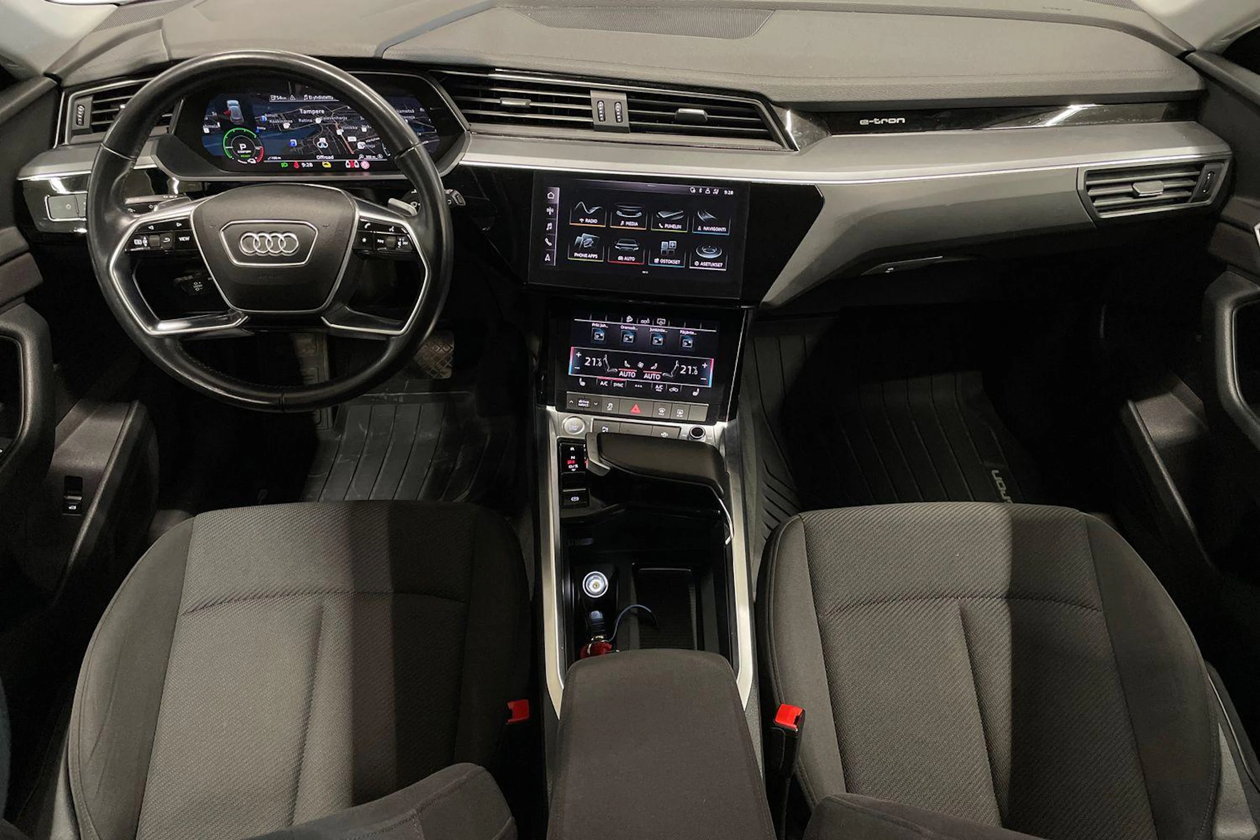 valkoinen Audi e-tron 2020 kuva 7.