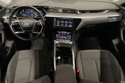 valkoinen Audi e-tron 2020 kuva 7.