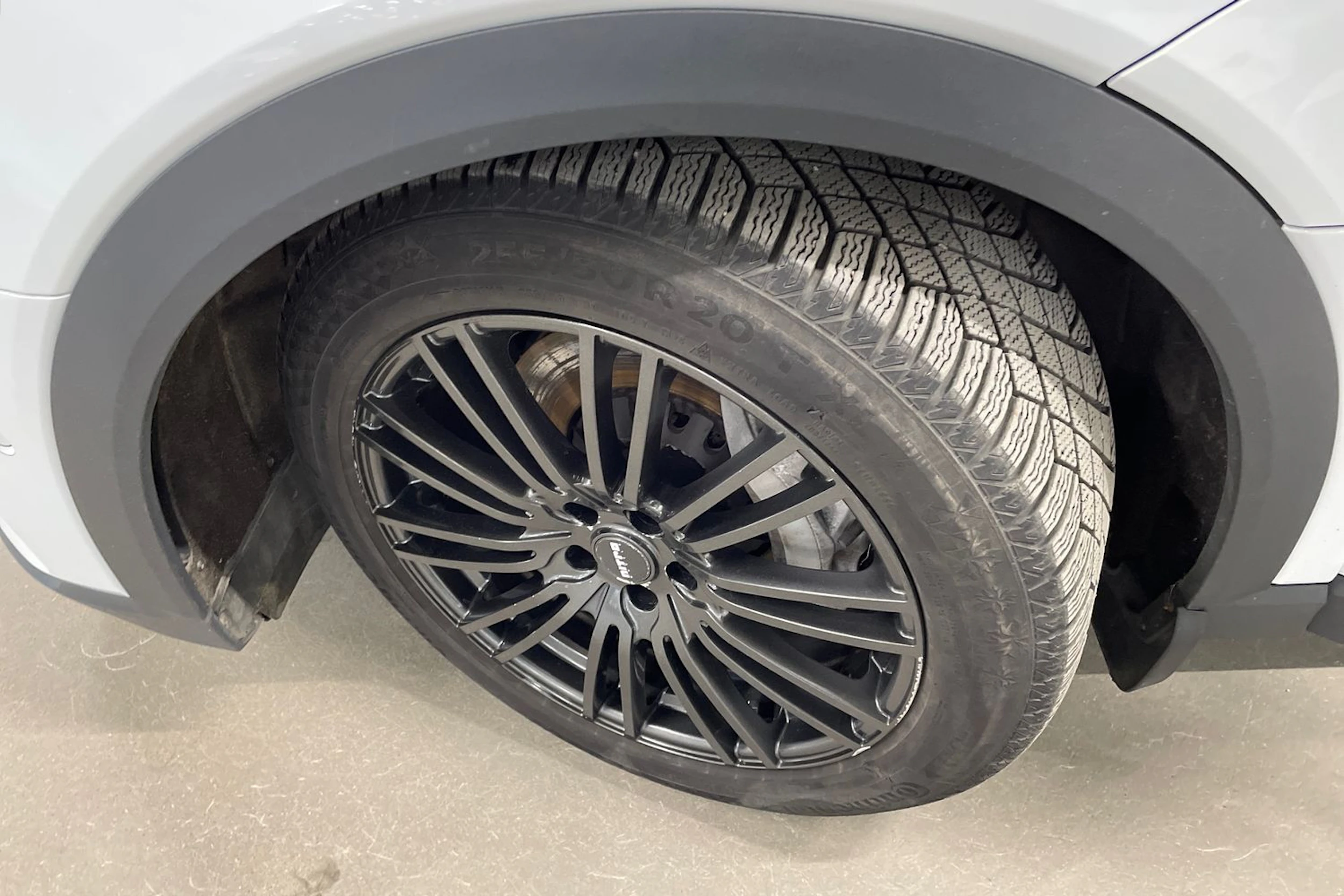 valkoinen Audi e-tron 2020 kuva 10.