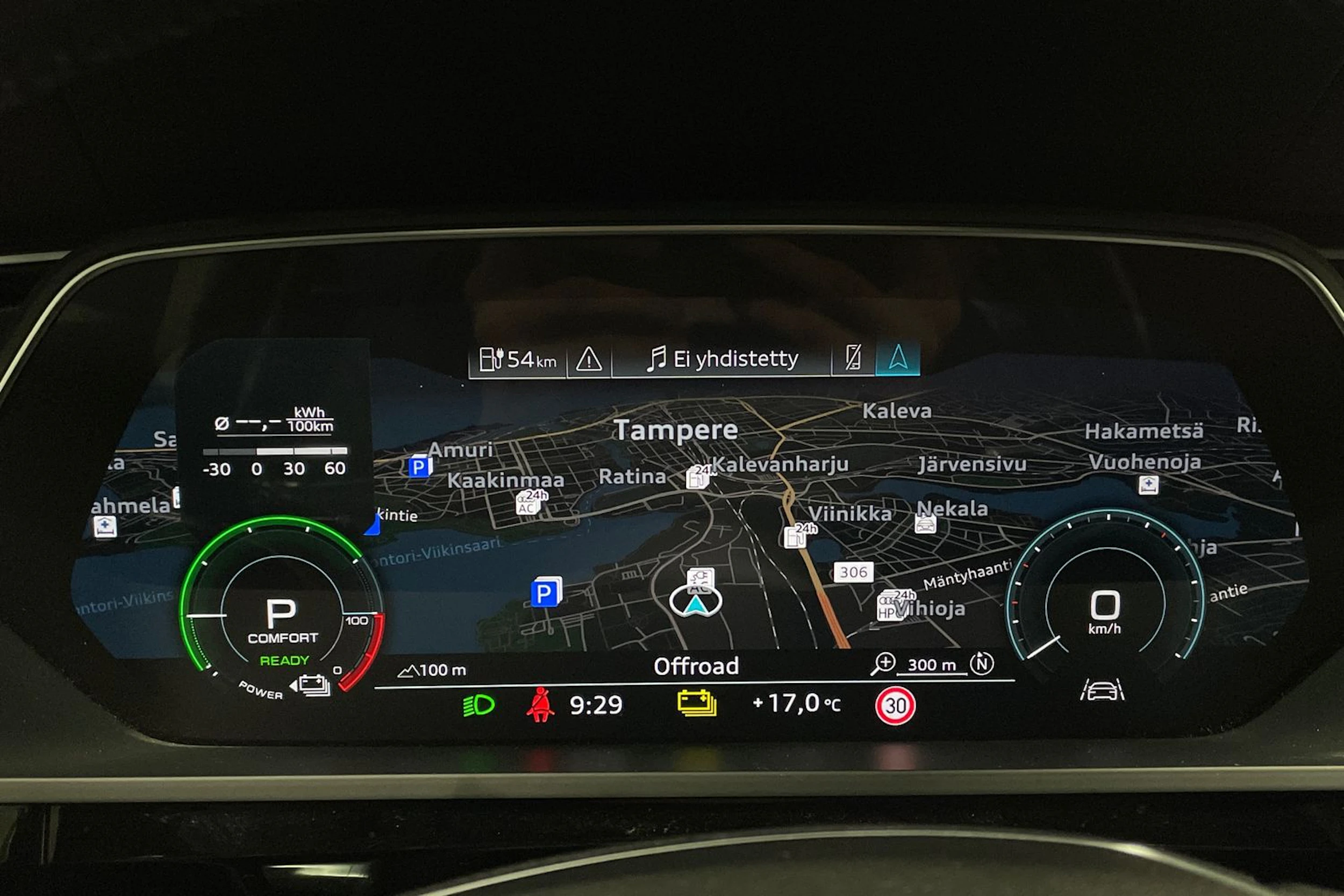 valkoinen Audi e-tron 2020 kuva 13.