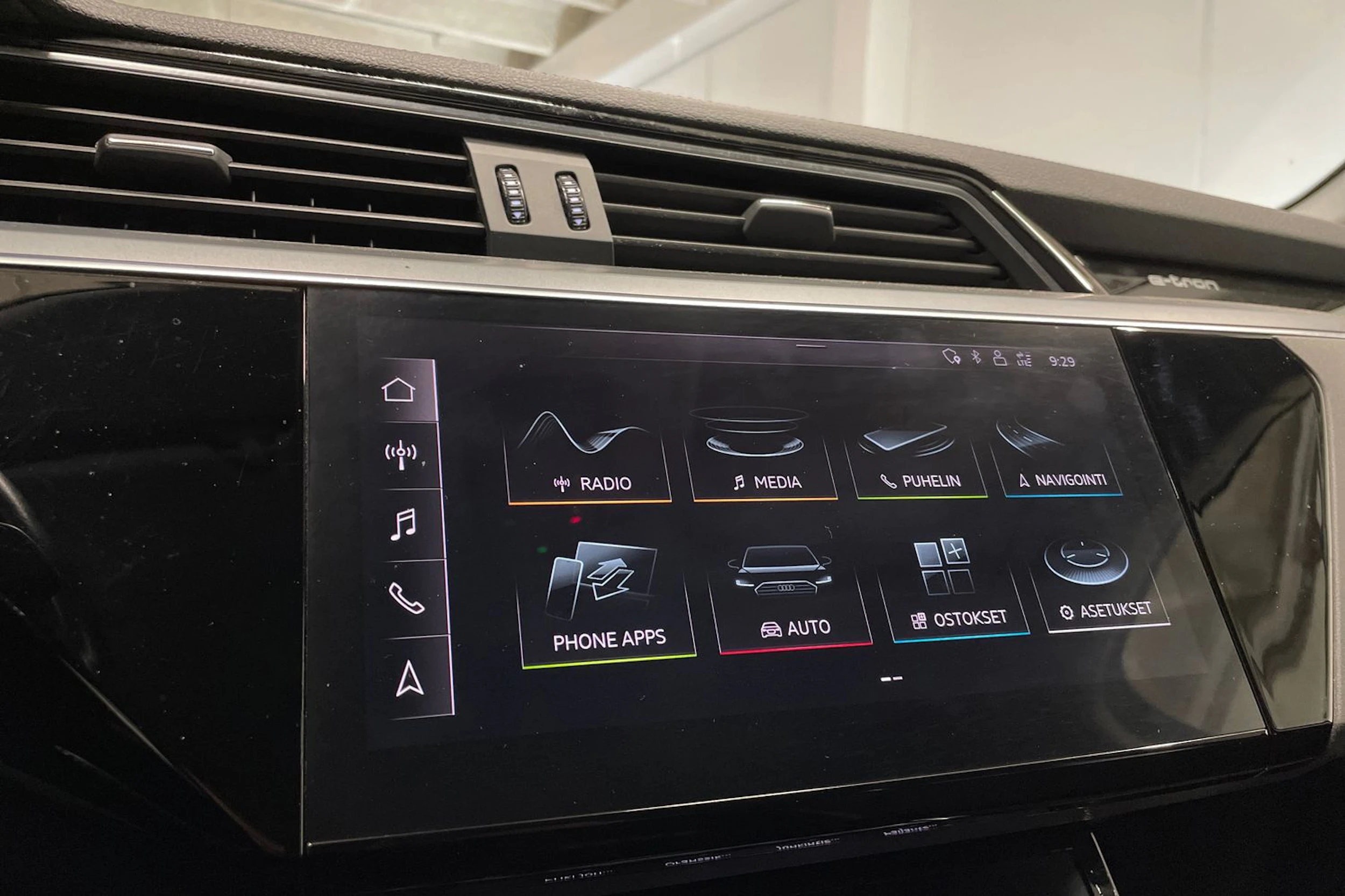 valkoinen Audi e-tron 2020 kuva 14.