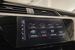 valkoinen Audi e-tron 2020 kuva 14.
