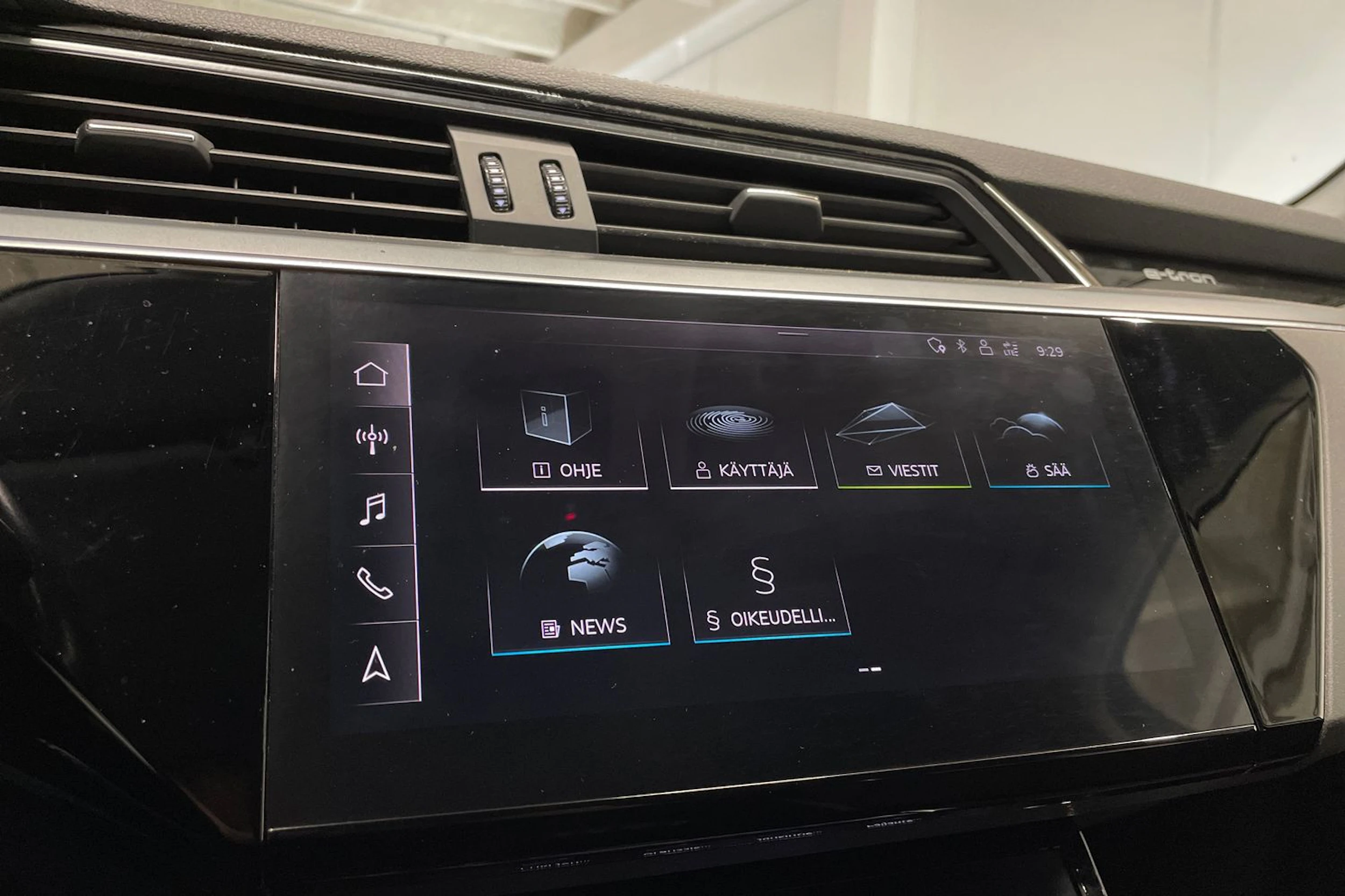 valkoinen Audi e-tron 2020 kuva 15.