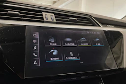 valkoinen Audi e-tron 2020 kuva 15.