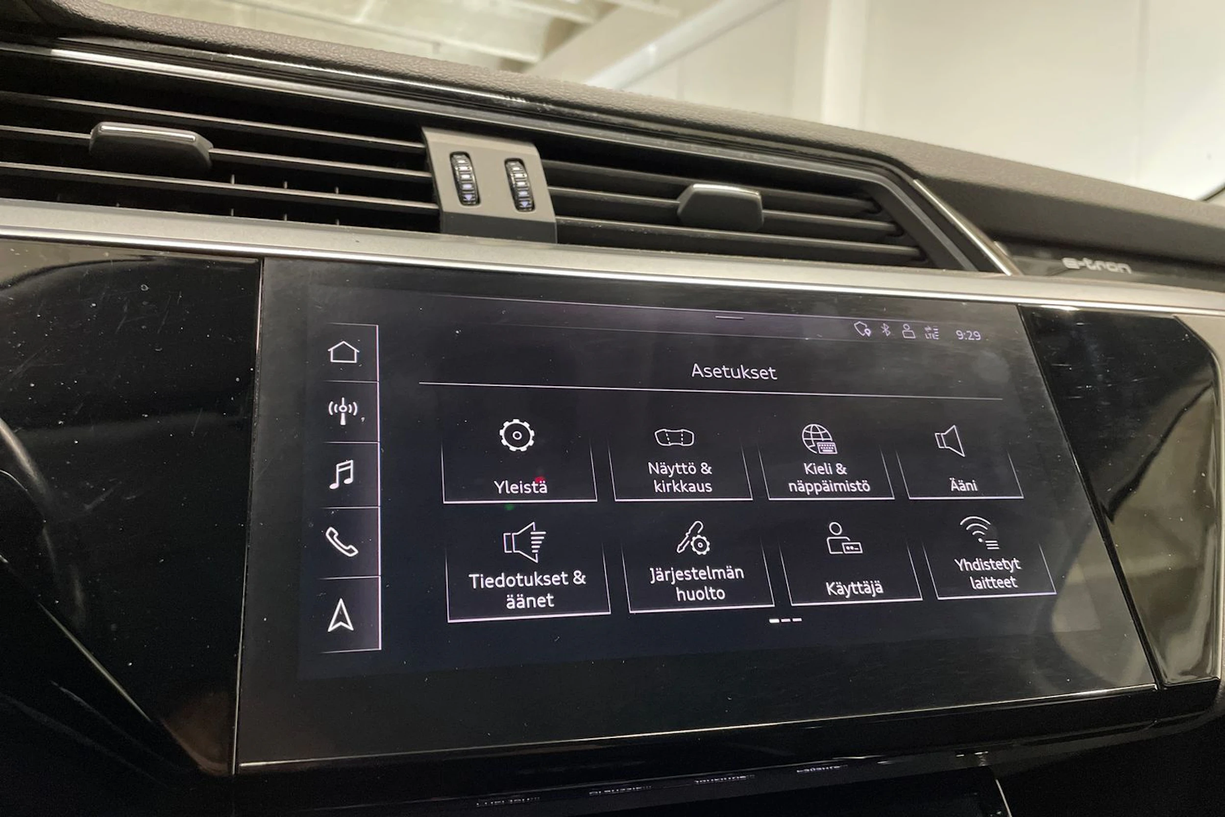 valkoinen Audi e-tron 2020 kuva 16.