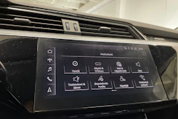 valkoinen Audi e-tron 2020 kuva 16.
