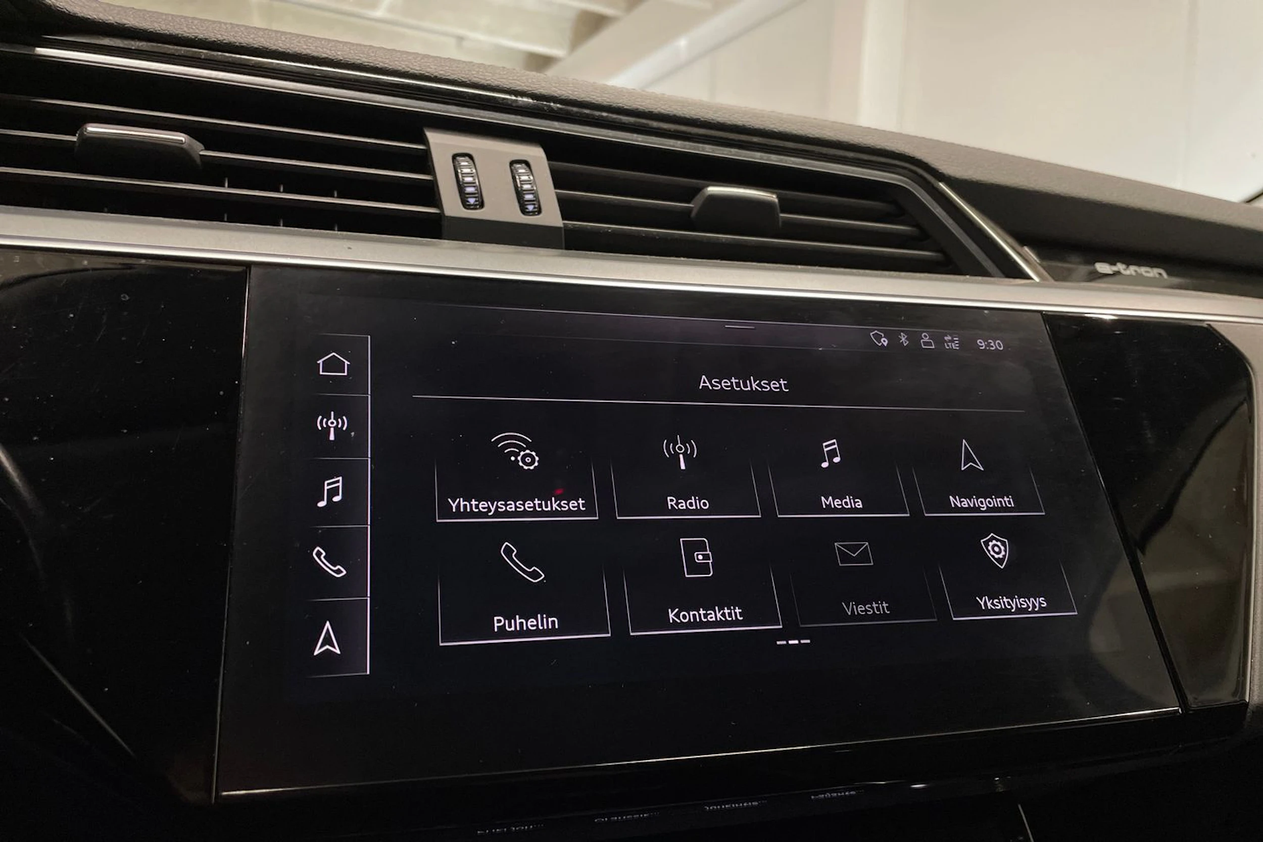valkoinen Audi e-tron 2020 kuva 17.
