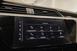 valkoinen Audi e-tron 2020 kuva 17.