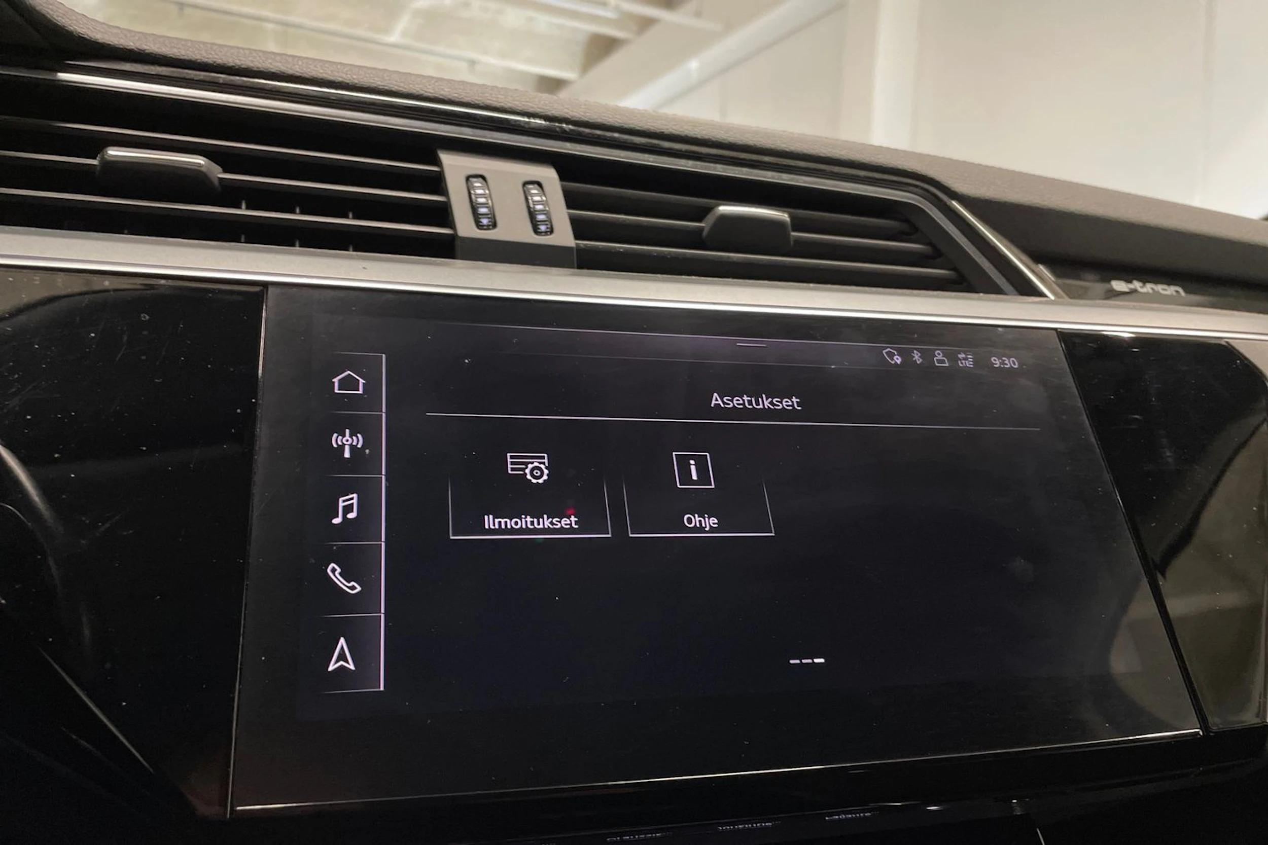 valkoinen Audi e-tron 2020 kuva 18.