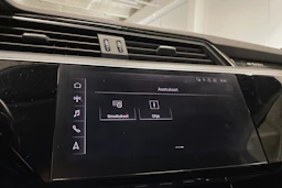 valkoinen Audi e-tron 2020 kuva 18.