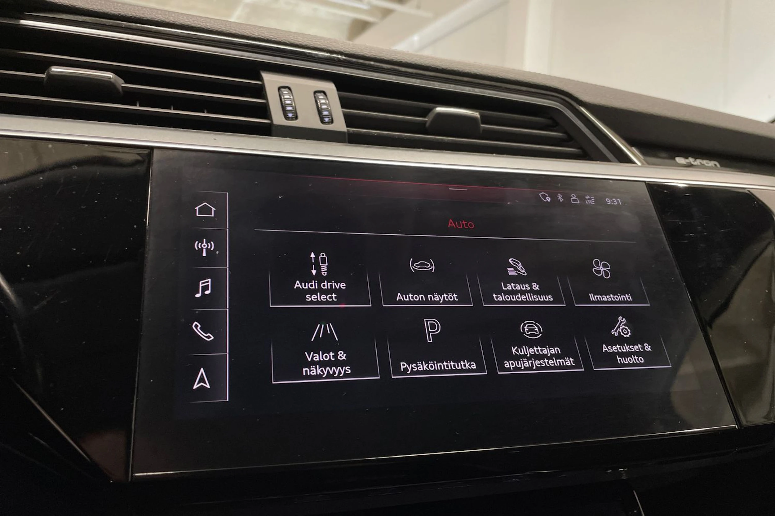 valkoinen Audi e-tron 2020 kuva 19.