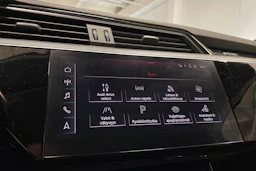 valkoinen Audi e-tron 2020 kuva 19.