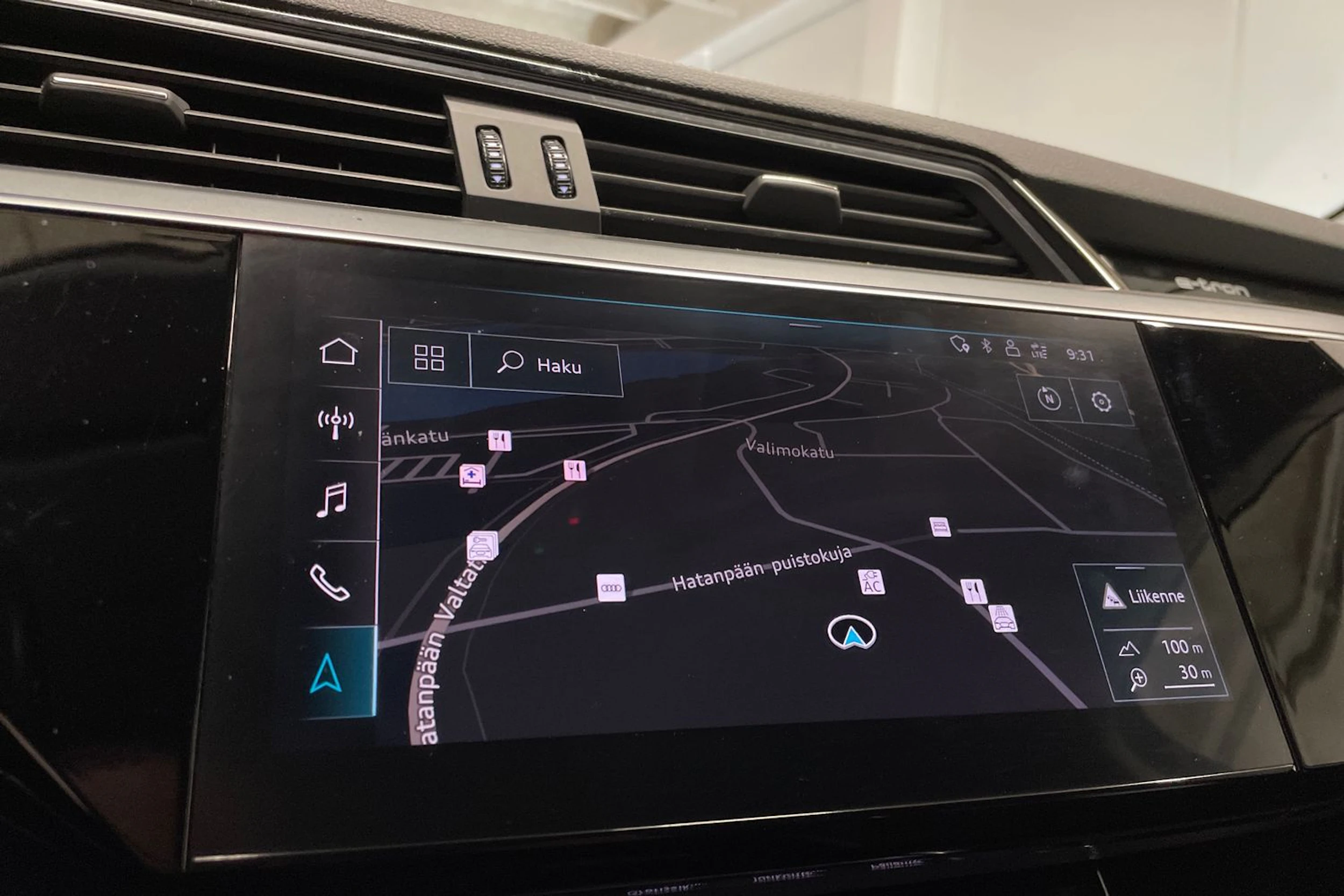valkoinen Audi e-tron 2020 kuva 20.