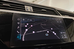 valkoinen Audi e-tron 2020 kuva 20.