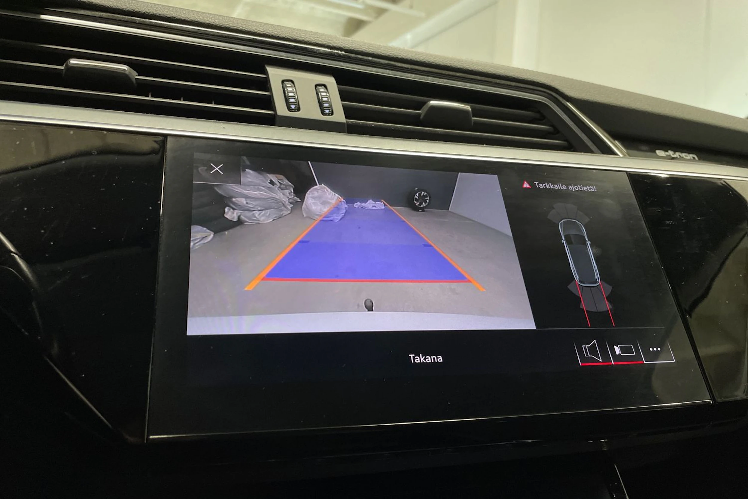 valkoinen Audi e-tron 2020 kuva 21.