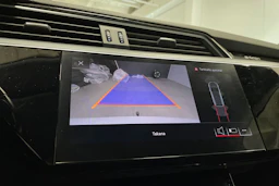 valkoinen Audi e-tron 2020 kuva 21.