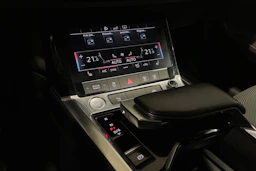 valkoinen Audi e-tron 2020 kuva 22.