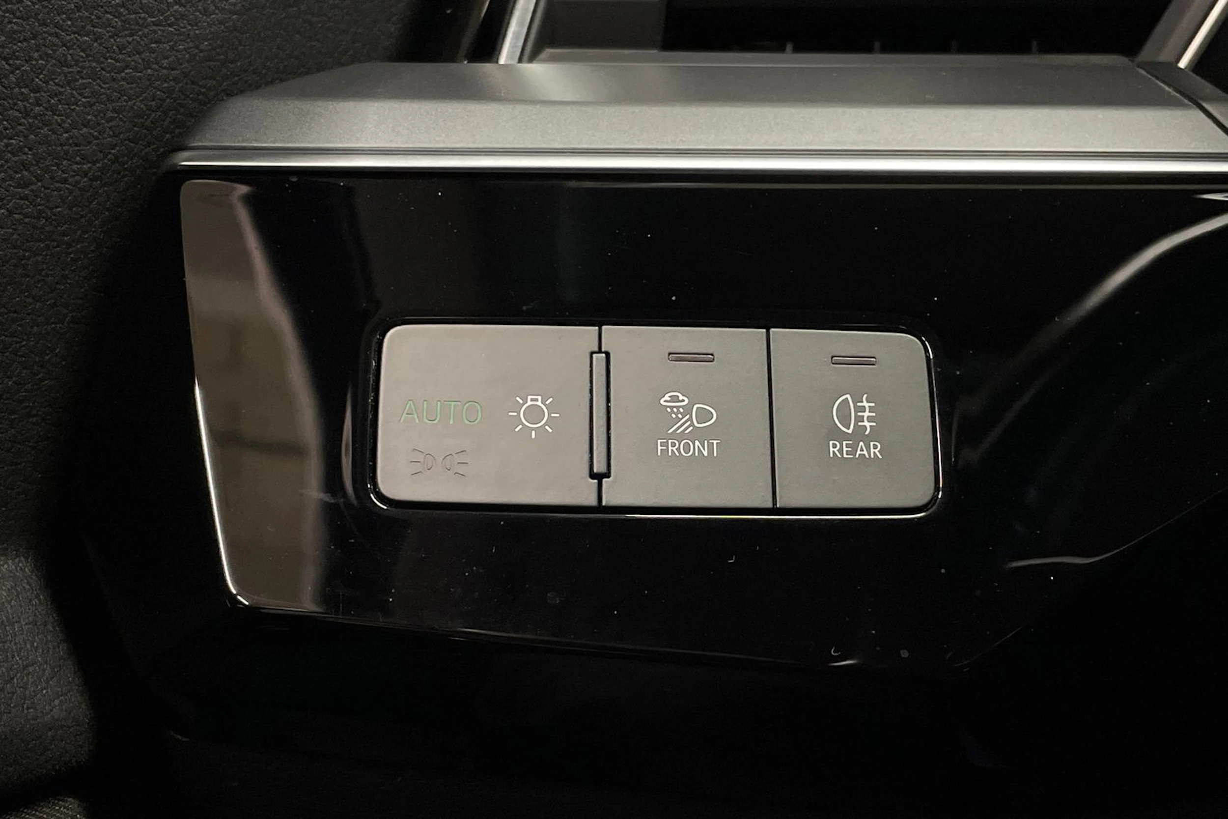 valkoinen Audi e-tron 2020 kuva 23.