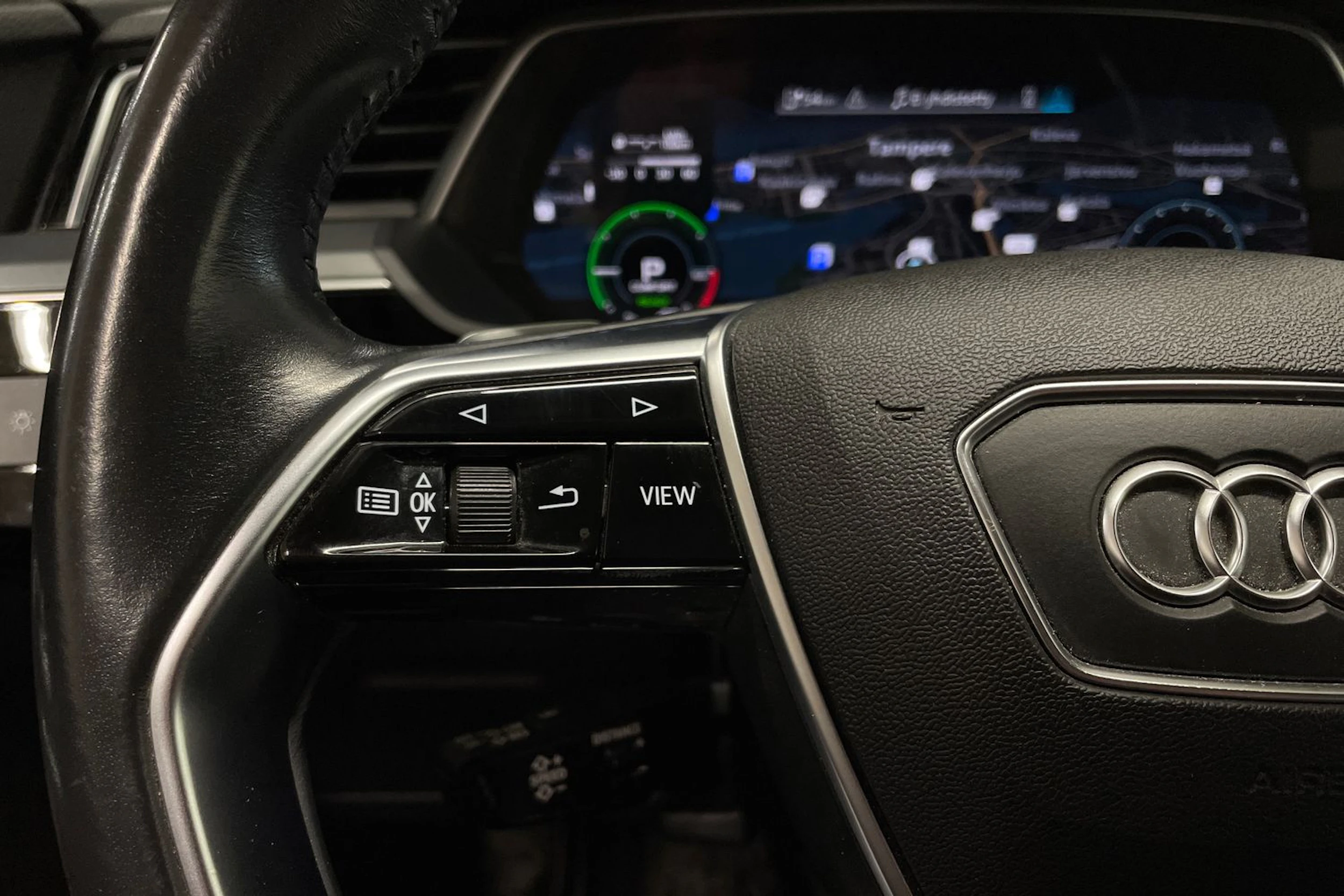 valkoinen Audi e-tron 2020 kuva 24.