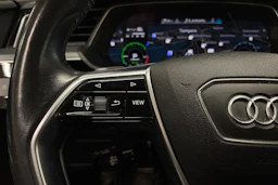 valkoinen Audi e-tron 2020 kuva 24.
