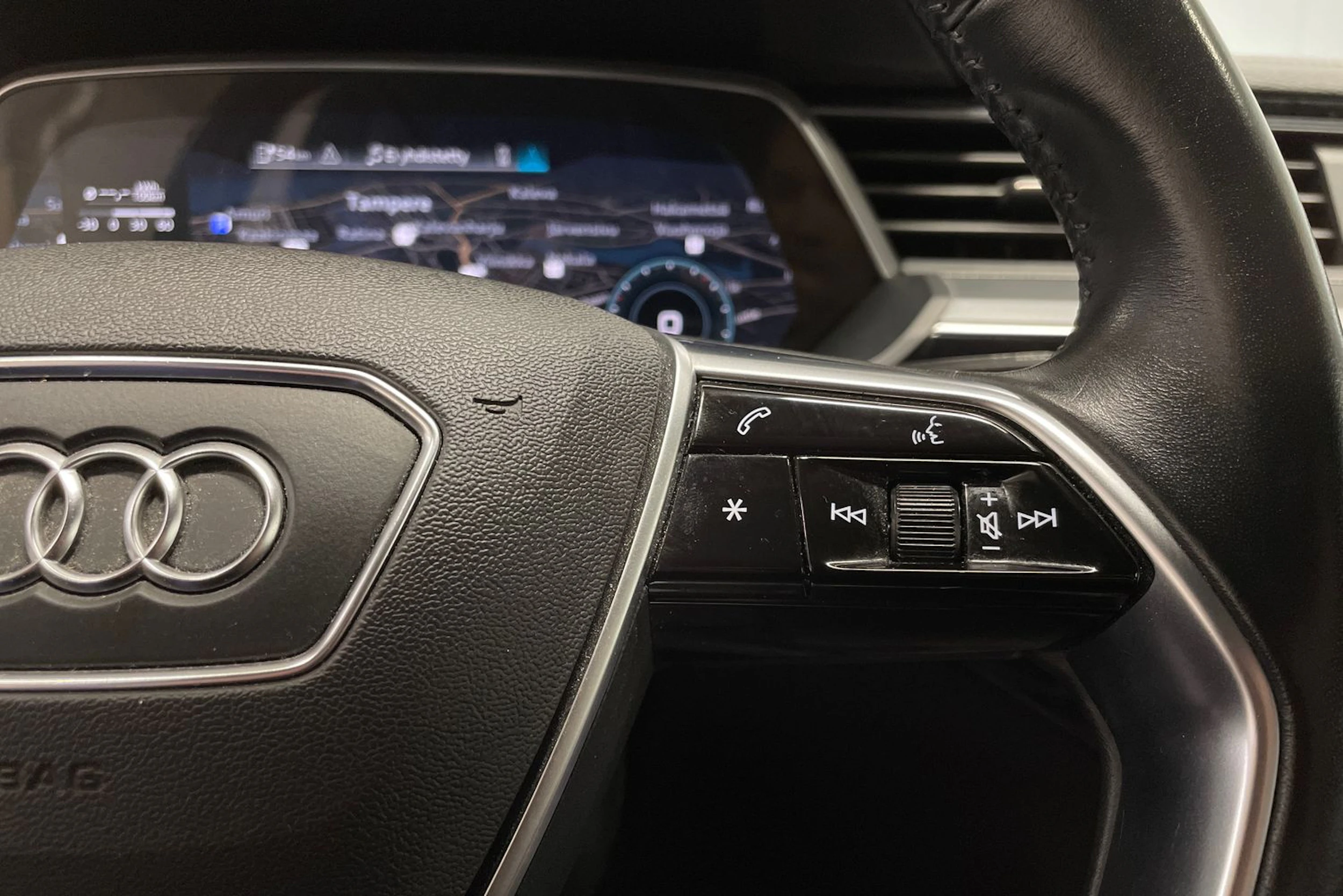 valkoinen Audi e-tron 2020 kuva 25.