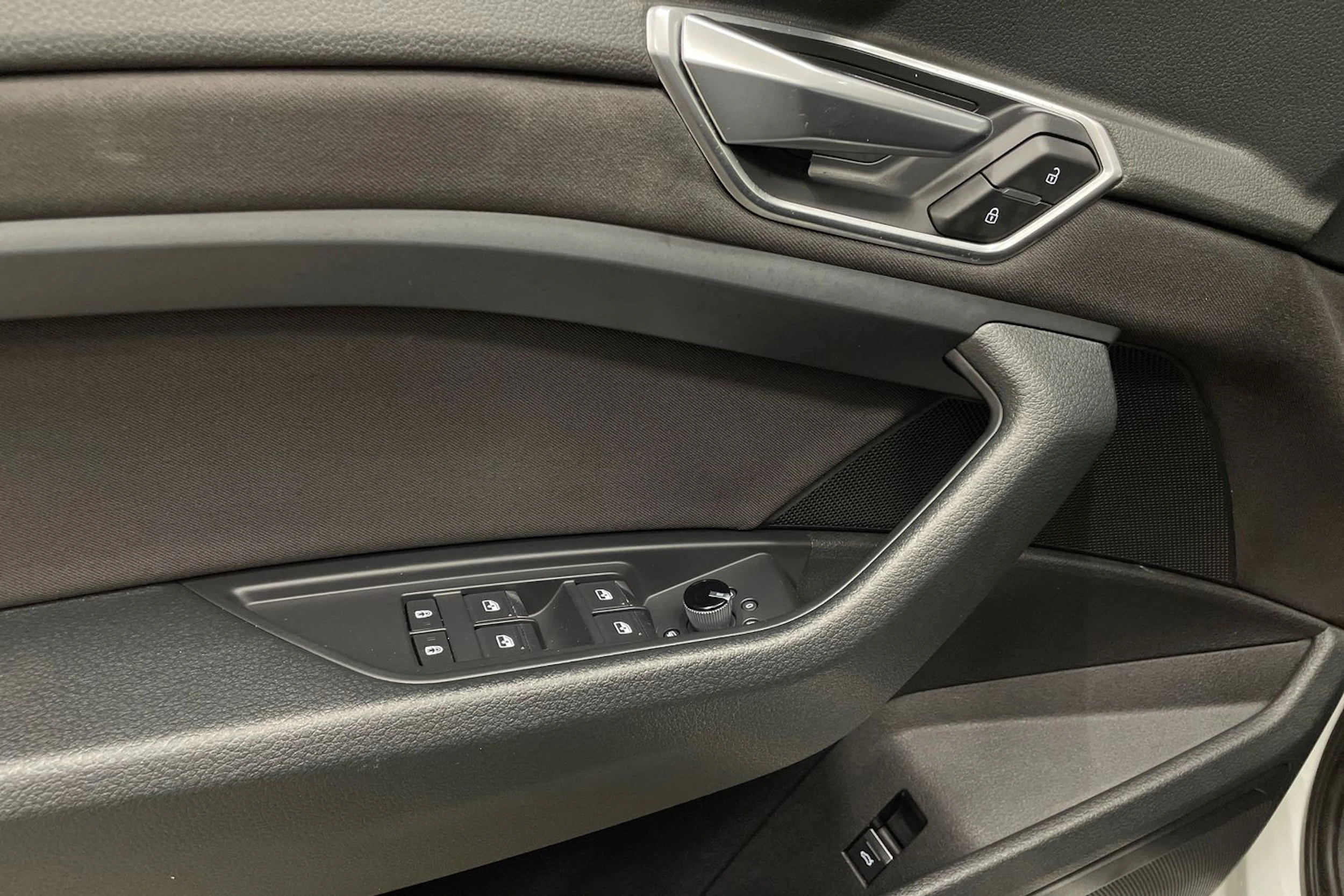 valkoinen Audi e-tron 2020 kuva 26.