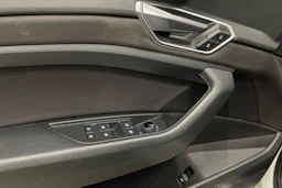 valkoinen Audi e-tron 2020 kuva 26.
