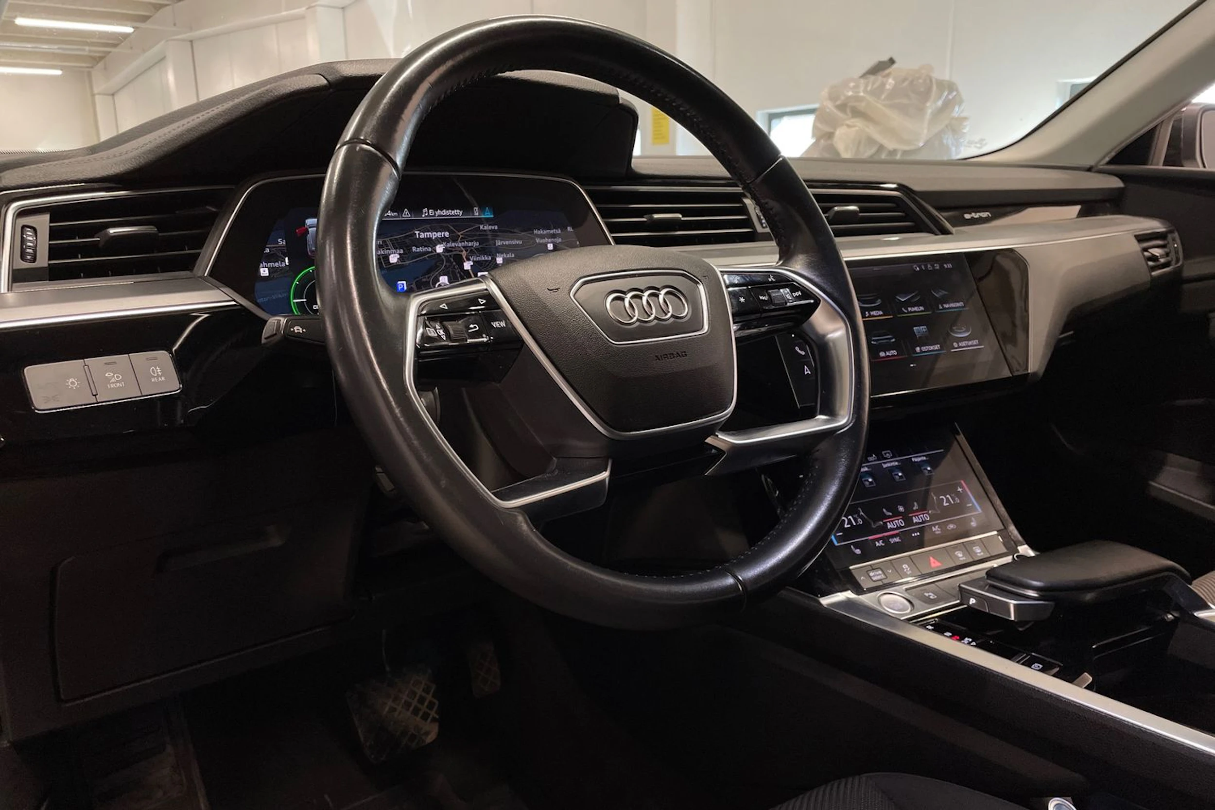 valkoinen Audi e-tron 2020 kuva 27.