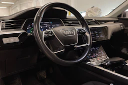 valkoinen Audi e-tron 2020 kuva 27.